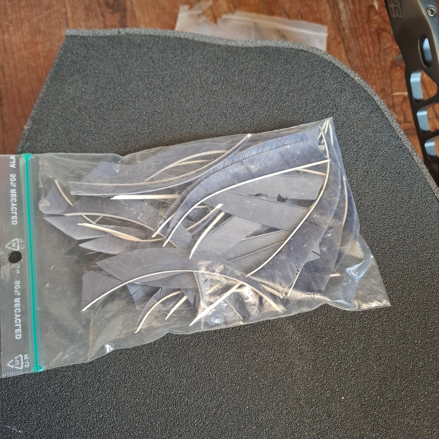 Lot 30 Plumes Shield gris 5" d'occasion