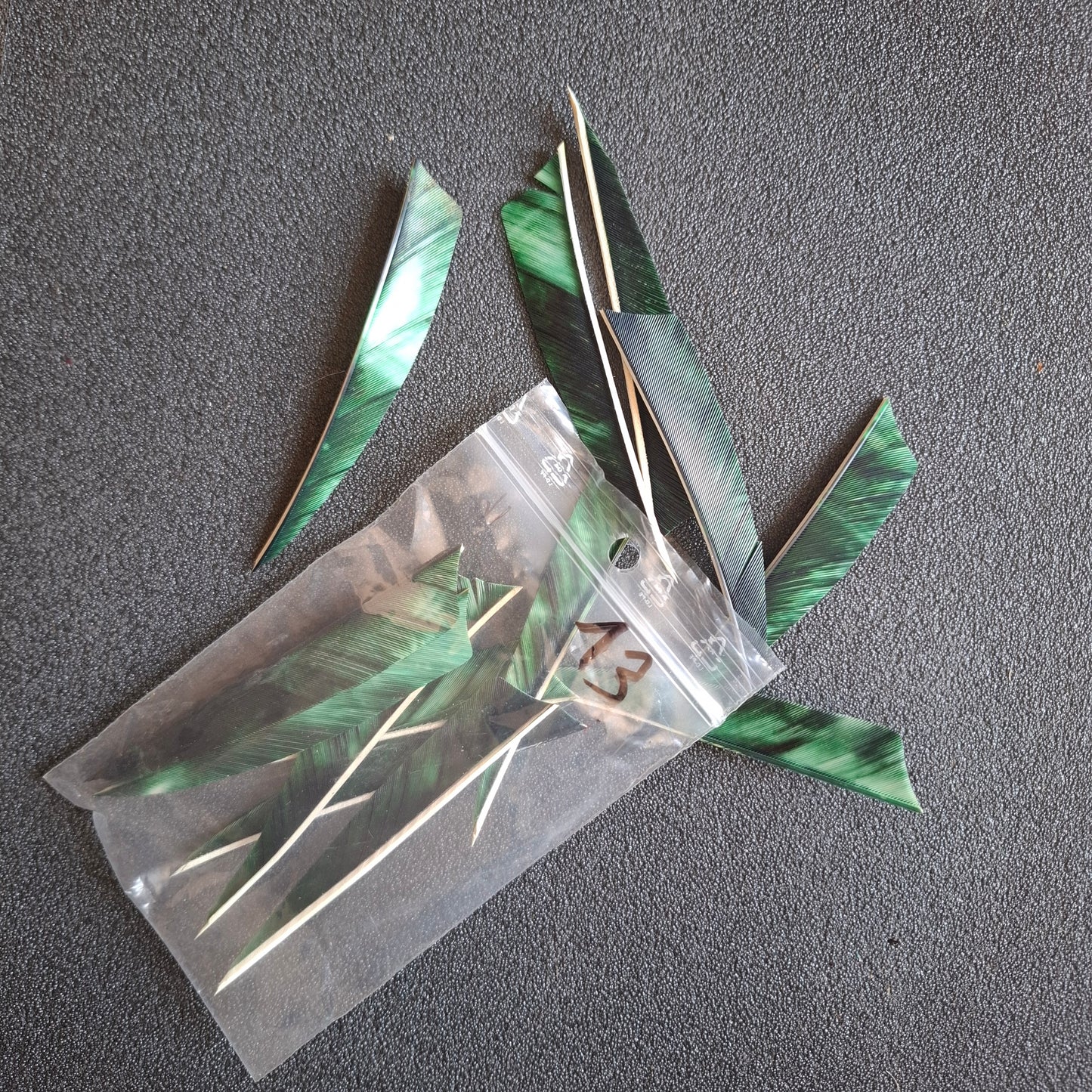 Lot 20 plumes vertes shield 4" - occasion